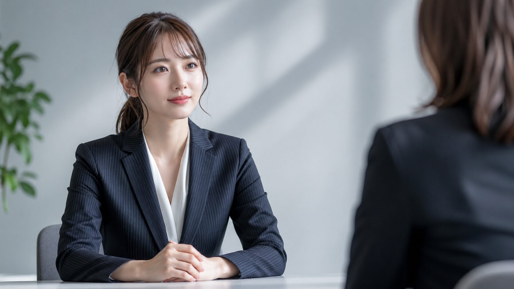 面接で女性のスーツにストライプはあり？失敗しない選び方解説