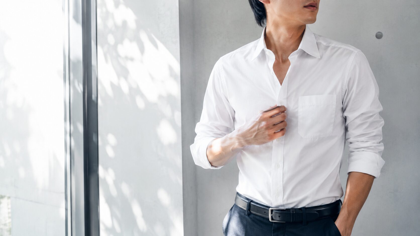 yシャツでインナーを着ない男はNG？透け対策とマナー解説