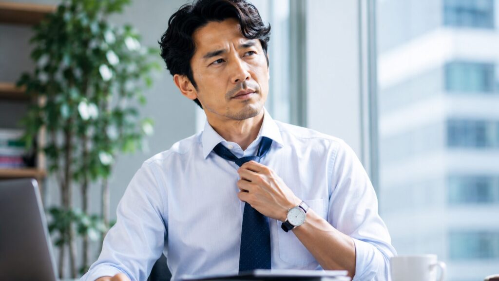 ネクタイを緩めるのはおかしい？
