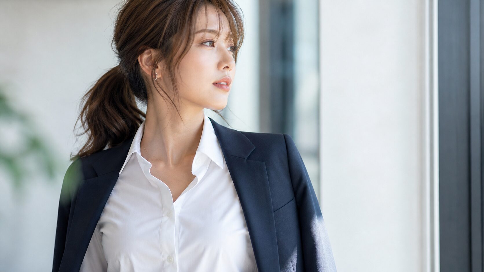 ワイシャツ第一ボタン閉めない女性の正解とマナー完全解説